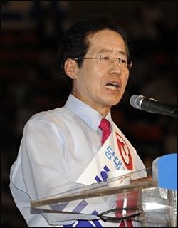 홍준표 경남도지사가 1일 “공공의료를 빙자해 진주의료원을 강성 노조의 해방구로 만들어 도민의 혈세로 노조원들만 배 불리게 하는 것은 사회정의에 반한다”고 노조 탓을 하며 진주의료원에 대한 폐업을 강행할 뜻을 재차 밝혔다. (자료사진) ⓒ홍준표 경남도지사 미니홈피