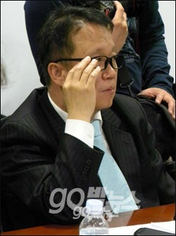 피해자 점주 사례를 듣고 있는 민주통합당 민병두 의원 ⓒ'go발뉴스'