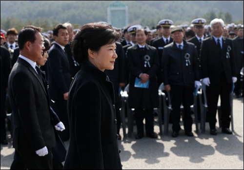지난달 26일 열린 천안함 용사 3주기 추모식에 참석한 박근혜 대통령 ⓒ 청와대