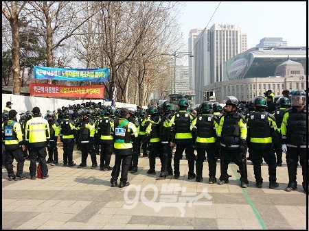 4일 오전 중구청의 대형 화단 설치에 경찰은 의경 4개 중대 280여명을 현장에 배치해 충돌에 대비했다. 경찰이 항의하는 시민들을 연행하기 위해 스크럼을 짜고 있다. ⓒ 'go발뉴스'