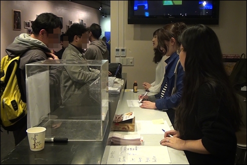 '이야기해주세요' 공연을 찾은 관객들 ⓒ go발뉴스