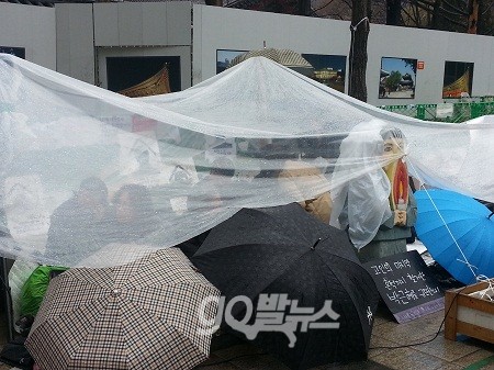 쌍용차 해고 노동자들이 서울 중구청이 분향소를 강제 철거하고 화단을 설치한 그 자리에서 농성을 이어가고 있다. 농성장은 스티로폼 깔판에 투명비닐로 만들어졌다. ⓒ 'go발뉴스'