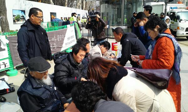 경찰이 8일, 중구청의 천막농성장 강제 철거에 항의하다 연행된 김정우 쌍용차지부장에게 구속영장을 신청했다. 이에 야당을 비롯한 종교단체와 트위터 등에서는 김 지부장의 석방을 위한 긴급 탄원서 제출 움직임이 일고 있다. ⓒ 희망텐트‏ 트위터