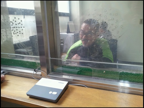 집회 물품 강제 수거에 항의하다 마포경찰서에 수감된 김정우 쌍용차지부장이 8일 이를 항의 방문한 기독교단체 관계자들과 대화를 나누고 있다. ⓒ 정태효 전국목회자정의평화협의회 공동의장