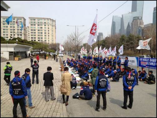 전국 총파업 결의대회에 들어간 KBS 차량 운전 노동자들 ⓒ언론노동조합