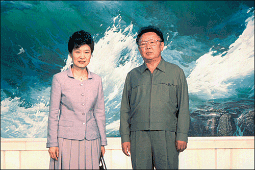 2002년 5월 당시 박근혜 의원이 북한을 방문해 김정일 국방위원장과 나란히 찍은 사진. ⓒ 박근혜 당시 의원실