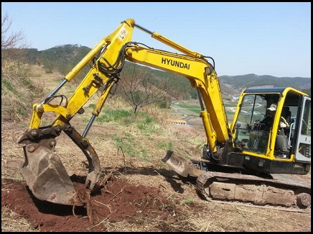 "산으로 길을 내고 잡초를 뽑고 가지를 치며 퇴비를 삭힌다. 농부 강기갑의 정치는 계속 되고 있었다." - 이상호 기자  ⓒ 이상호 기자 트위터