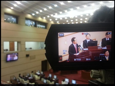 진주의료원 폐업 여부를 결정하는 경남도의회가 9일 개원했다. ‘go발뉴스’ 취재팀은 이날 ‘경남도의료원 설립 및 운영조례 일부 개정 조례안’ 처리를 위한 임시회 본회의에 참관해 홍준표 경남도지사의 진주의료원에 대한 입장을 직접 들었다. ⓒ 이상호 기자 트위터