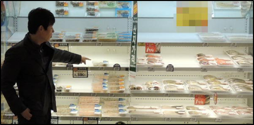 지난 1~2일 유통기한 표시가 잘못된 것을 가리키고 있는 조사관 ⓒ부산 남부경찰서