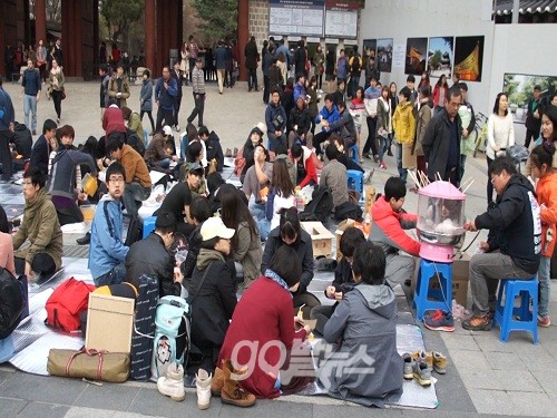 13일 오후 4시 대한문 앞은 ‘대한문으로 캠핑가자’ 행사에 참석하기 위해 모여든 시민들로 가득했다. ⓒ 'go발뉴스'