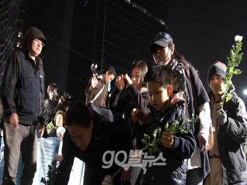 '대한문으로 캠핑가자' 행사는 대한문에 모인 시민들이 종이로 만든 추모 꽃과 국화꽃을 화단에 던지는 것으로 끝이 났다. ⓒ 'go발뉴스'