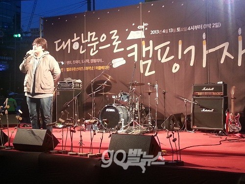 공연이 진행되는 중간 중간 변영주 감독을 비롯한 출연 밴드들은 “이 자리에 모인 이유를 잊지 말자”며 쌍용차 문제에 다함께 관심을 가져줄 것을 당부하기도 했다. ⓒ 'go발뉴스'