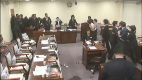 조례 개정안이 날치기로 통과되는 장면이 담긴 CCTV 화면 ⓒyoutube