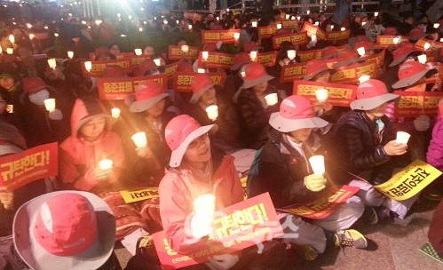 박근혜 대통령이 진주의료원 폐업과 관련, “국민의 판단에 따르겠다”는 입장을 밝힌 가운데 16일 시민들은 진주의료원 폐업 강행을 규탄하는 촛불문화제에 참석해 “국민의 뜻은 확실하다”며 “국민들의 의견을 묻지도 않고 폐업을 강행하는 것은 국민을 기만하는 행위”라고 비난했다. ⓒ 'go발뉴스'