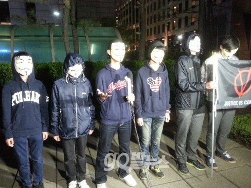 영화 브이포벤데타의 가면을 쓰고 국정원 규탄 촛불집회에 참석한 시민들. ⓒgo발뉴스