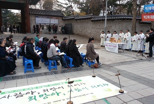 대한문 앞에서는 매일 저녁 6시 30분이 되면 ‘쌍용차 사태 해결과 해고노동자들을 위한 천주교 미사’가 어김없이 진행된다. 20일은 매일 미사 13회째를 맞는 날이었다. ⓒ 'go발뉴스'