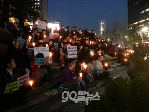 촛불을 들고 있는 시민들. ⓒgo발뉴스