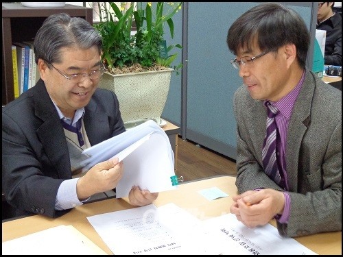 협동조합 ‘은빛기획’은 지난해 12월 1일 협동조합법 시행 이후 170번째로 생겨난 협동조합으로, 정치인 등 유명인이 아닌 일반 시민들의 삶을 자서전과 영상 등으로 기록하는 사업을 진행하고 있다. (좌) 이재정 전 통일부 장관, (우) 노항래 전 국민참여당 정책위원장 ⓒ 'go발뉴스'