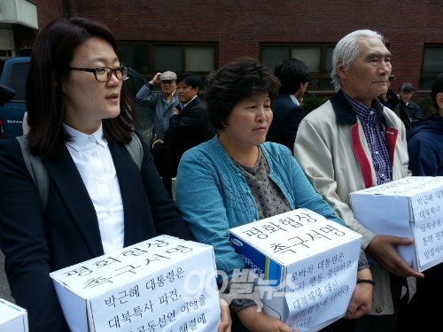 76,888명의 서명을 청와대에 전달하고 있는 전쟁반대평화실현국민행동 ⓒgo발뉴스