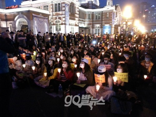 주최측은 다음달 16일까지 매주 토요일 저녁 7시 서울역광장에서 촛불집회를 열겠다고 안내했다. ⓒgo발뉴스
