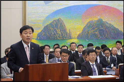 4월 30일, 민주통합당 김관영 의원이 대표 발의한 공공기관과 지방공기업의 청년고용을 의무화하는 내용의 ‘청년고용촉진 특별법 일부개정법률안’이 국회 본회의를 통과했다. (자료사진) ⓒ 민주통합당 김관영 의원 공식 사이트