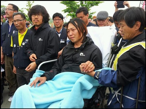 쌍용차 해고노동자들이 ‘국정조사’ ‘해고자 복직’ 등을 요구하며 철탑에 오른 지 171일 만에 건강 악화로 고공농성을 중단하고 땅 위로 내려왔다. ⓒ 쌍용차지부 이창근 기획실장 트위터