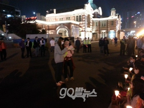 참가자들의 의견을 담은 포스트잇을 읽고 있는 사회자 ⓒgo발뉴스