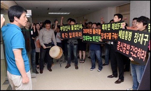 한국일보 사측이 15일자 1면 단독 기사 <박 대통령 광고업계 일감 몰아주기 지적에…공정위 납품가 후려치기조사 착수>를 인쇄전에 경제면으로 빼고, 대신 <육‐공군 방송무기 알력>기사를 배치하면서 논란이 일고 있다. ⓒ 한국일보 노조