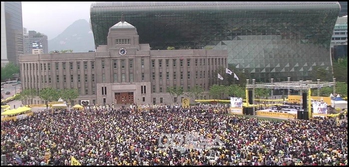 19일 오후, 노무현 대통령 서거 4주기 추모문화제에 참석한 2만 5000여명(경찰추산 8000여명)의 시민들이 시청 앞 서울광장을 가득 메우고 있다. ⓒ 'go발뉴스'