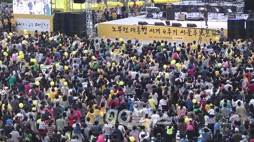 추모콘서트에 앞서 19일 오후 2시부터 시민들은 광장 곳곳에 마련된 ‘노란 화분’ 무료 분양, ‘노짱 즉석사진’, 봉하마을 친환경 농산물 판매, 캐리커처 그리기 등 30여개 부스에서 다양한 행사에 참여했다. ⓒ 'go발뉴스'