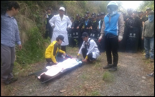 한국전력공사의 송전탑 공사 재개에 반대주민들이 한전 공사인력과 동원된 경찰에 거세게 항의하던 중 이금자(83)씨가 실신해 곧바로 인근 밀양병원으로 후송됐다. 현재는 의식이 조금씩 돌아오고 있는 것으로 알려졌다. ⓒ '강수*' 페이스북