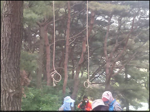 일부 주민들은 알몸시위에 휘발유까지 준비하면서 분위기가 격앙됐다. 이들은 한전 측이 공사 강행을 위해 진입하면 “목을 매겠다”며 농성장 주변 나무에 목줄을 설치하는 등 크게 반발했다. ⓒ '강수*'페이스 북