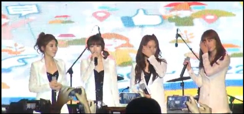 ‘민주화 발언’으로 논란을 빚은 걸그룹 시크릿 멤버 전효성 씨가 카이스트 축제에 초대가수로 참석해 이같은 발언에 대해 공개사과했다. ⓒ 당시 카이스트 축제 동영상 캡처