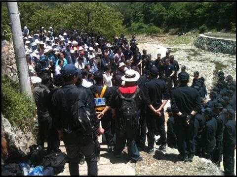 한국전력공사가 3일째 경남 밀양지역 765kV 송전탑 공사 강행에 나서 논란을 빚고 있다. 이 과정에서 총 8명의 주민이 부상당했다. (사진=밀양 강동면 송전탑) ⓒ 문정현 신부 트위터