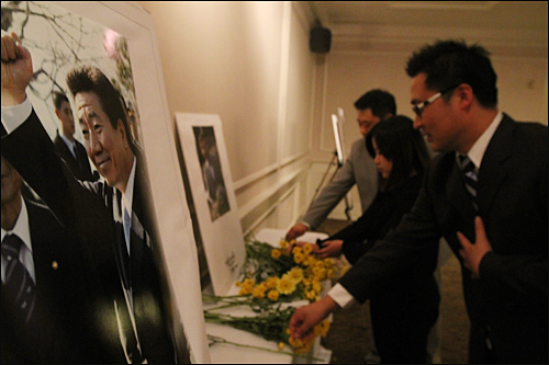 22일(미국시간) ‘내일을 여는 사람들’의 윤수태 대표일꾼(사진 맨오른쪽)이 LA에서 열린 4주기 추모제에서 헌화하고 있다. ⓒ 박상균 기자