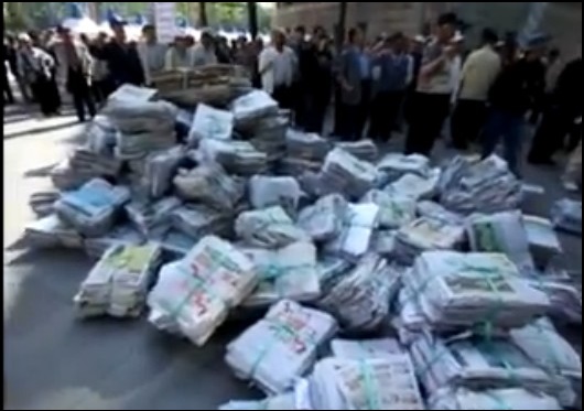 ‘보수단체의 시위가 국가정보원 문건과 연관 있어 보인다’는 서울시 분석보고서에 대해 어버이연합이 30일 서울시청 앞에서 폐지를 던지며 “서울시 발표는 명예훼손”이라며 항의하고 나섰다. ⓒ 유투브 동영상 캡처