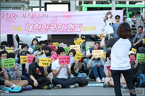 6월 1일 토요일 서울역 광장에서 진행된 ‘국정원 부정선거 규탄’ 촛불집회 모습. ⓒ 인터넷 커뮤니티 ‘님크’