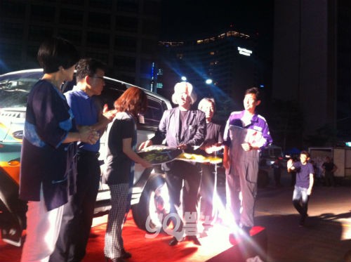 노래패 '꽃다지' 문정연 대표가 자동차 키를 받고 있다 ⓒ'go발뉴스'