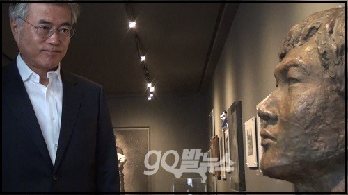 문재인 민주당 의원이 10일, 6월 민주항쟁과 6‧29선언의 도화선이 된 고 이한열 열사가 최루탄에 맞아 숨진 지 26주년을 맞아 정치적인 행보가 아닌 개인적인 일정으로 이한열기념관을 조용히 방문했다. ⓒ 'go발뉴스'