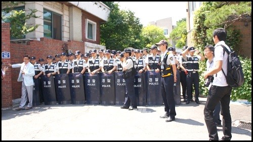 10일 전씨 연희동 사저는 철옹성을 방불케 했다. 사저 인근에서 한참 떨어진 곳에서부터 경찰은 광주시민들의 사저 진입을 막아섰다. ⓒ 'go발뉴스'