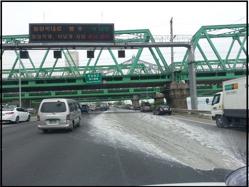 13일 한 시민이 ‘go발뉴스’에 한 화물차가 싣고 가던 시멘트가 도로에 뿌려져 있는 모습이 담긴 사진을 제보해 왔다. ⓒ 시민제보