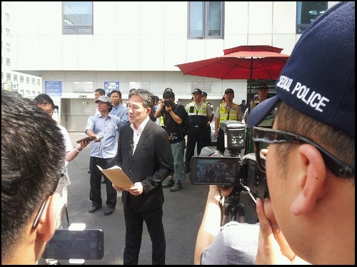 19일 오후 3시 여의도 새누리당사 앞. 경찰에 의해 채증을 당하고 있는 표창원 전 경찰대 교수 ⓒ 'go발뉴스'