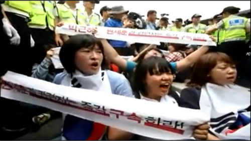 연좌 농성을 벌이는 한대련 소속 대학생들 ⓒ유투브(710truth)