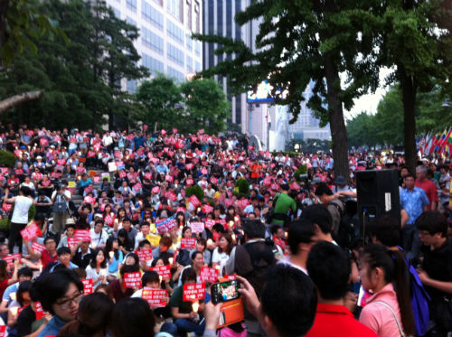 서울 광화문 파이낸스 빌딩 앞에 '국정원 불법 선거개입' 규탄 촛불집회에 참가한 참가자들 ⓒ'go발뉴스'