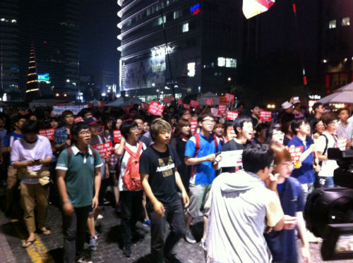 '평화행진'을 벌이는 한대련 소속 학생들과 시민들 ⓒ'go발뉴스'