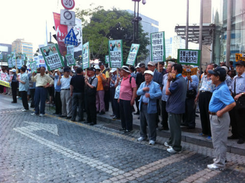 맞불집회를 벌이는 어버이연합과 애국주의연대 ⓒ'go발뉴스'