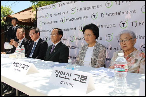 27일(현지시간) 가주한미포럼 윤석원 대표(오른쪽서 4번째), 한미여성회 정연신 고문(첫번째) 등 관계자들이 ‘평화의 소녀상’ 제막식 및 음악회에 대해 기자회견을 하고 있다. 글렌데일시 이창엽 도시계획 커미셔너가 진행상황을 설명하고 있다. ⓒ 박상균 기자