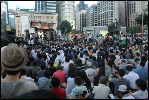 거리 강연회를 듣고 있는 시민들 ⓒ이동호