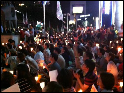 밤이 깊어지자 밝혀진 촛불 ⓒ'go발뉴스'