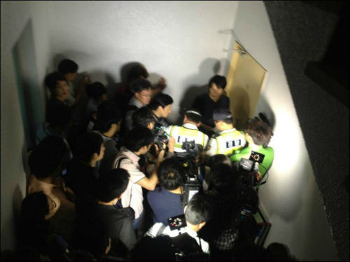 16일 경찰과 기자들이 열쇠로 편집국으로 통하는 문을 열려고 하고 있다. 편집국으로 향하는 문을 막고 있는 용역 직원. ⓒ트위터(미디어몽구)